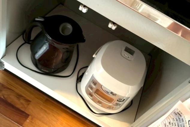 リゾートバイト個室寮の室内備品。炊飯器や電気ケトルがあらかじめ用意され、入居後すぐに食事ができる環境。