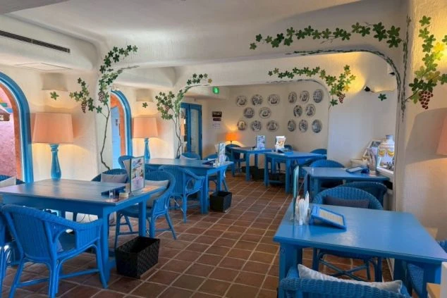 爽やかなブルーのインテリアが特徴のカフェでのリゾートバイト