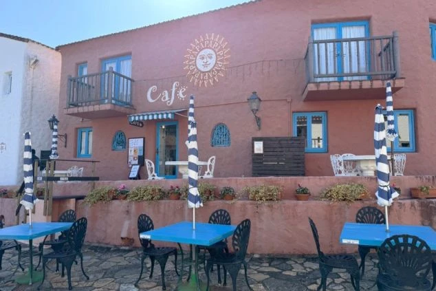 ピンクの建物と青いパラソルが可愛いカフェでのリゾートバイト