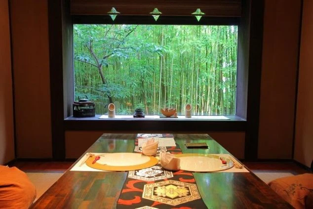 窓から青々とした竹林が見える食事処。自然の中で癒しを感じながら働きたい方へ。