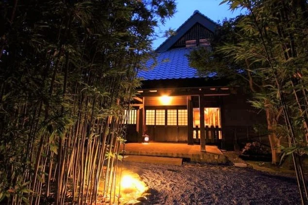 竹林の小道にある趣のある旅館。非日常的な空間で、日本の伝統に触れるリゾートバイトです。 