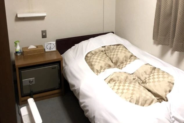 リゾートバイトの個室寮の寝室の画像。ベッドと金庫が備え付けられた部屋。