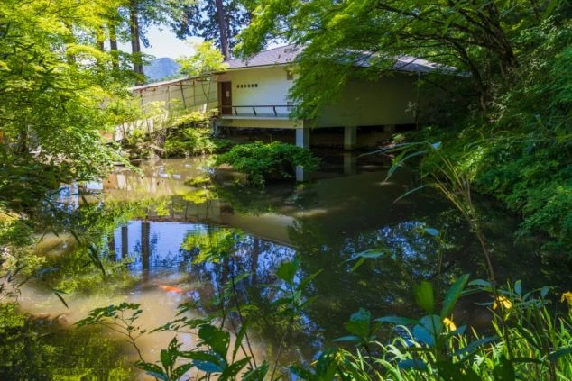 青空の下に建つ別所温泉駅。リゾートバイトは、こんな情緒ある場所から新しい生活がスタートします。