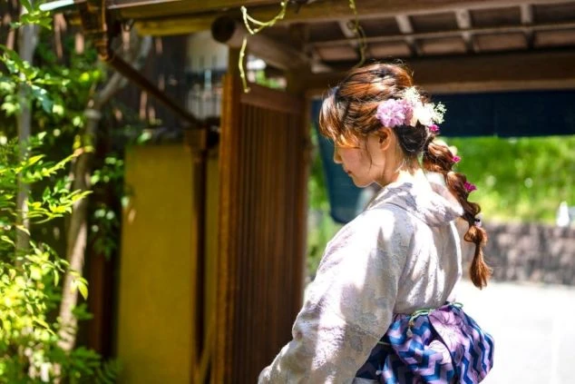 青空の下に建つ別所温泉駅。リゾートバイトは、こんな情緒ある場所から新しい生活がスタートします。