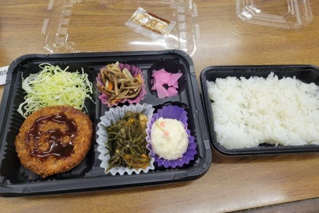 リゾートバイトの勤務先で提供される夜のまかない（食事）例。バランスの取れたお弁当。