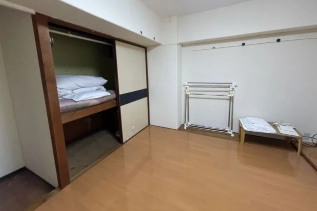 リゾートバイトの個室寮の部屋の画像。