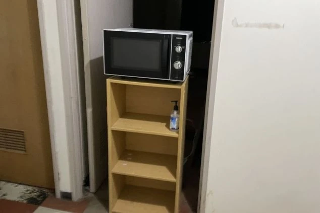 リゾートバイトの個室寮にある共用電子レンジの画像。