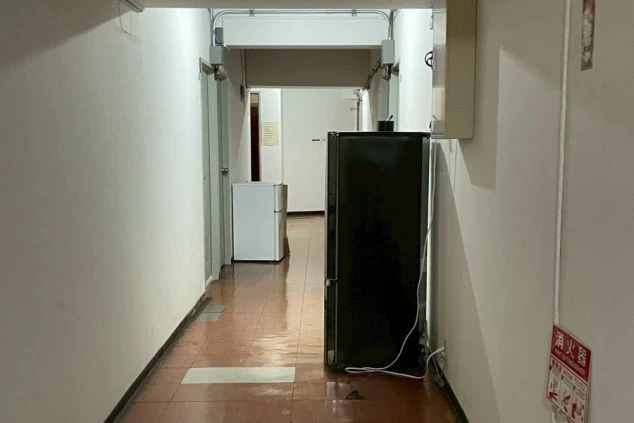 リゾートバイトの個室寮廊下（共用冷蔵庫）