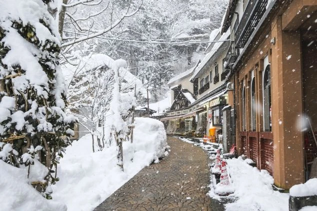 雪が降り積もる野沢温泉の温泉街。リゾートバイトで、こんな情緒ある場所で冬を過ごせます。