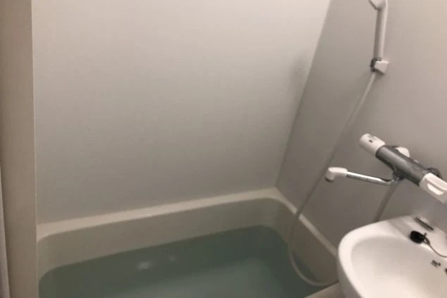 リゾートバイトの個室寮の浴室の画像。湯船付きのきれいな風呂。