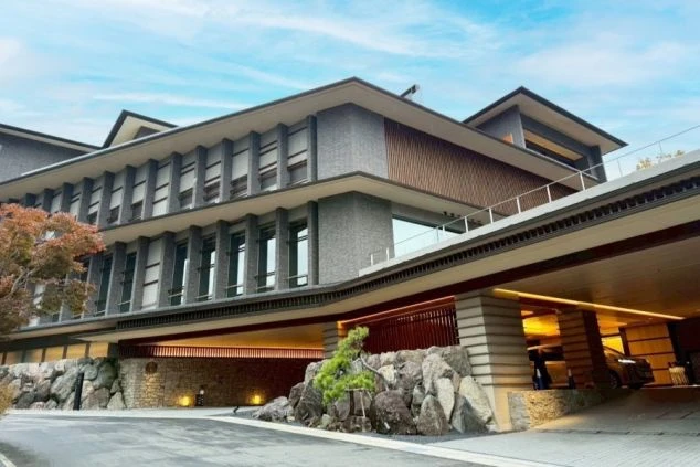 洗練された建築が広がる箱根・強羅のリゾートホテルの外観画像。