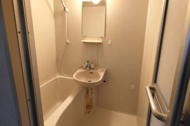 リゾートバイト先で入寮する個室寮の部屋のユニットバスの画像。