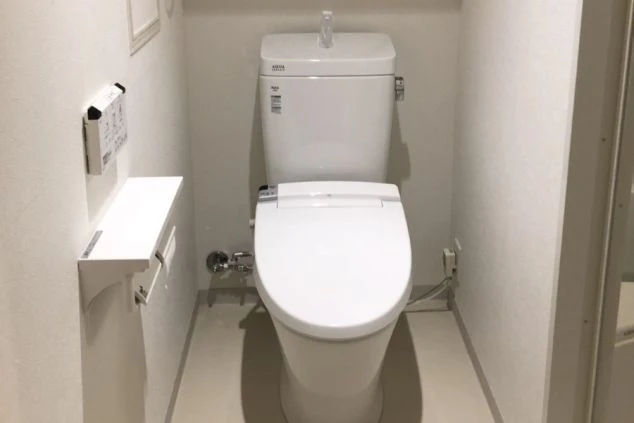 リゾートバイトの個室寮に完備された清潔なトイレの画像。温水洗浄便座付き。
