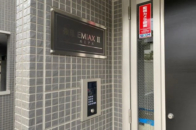 リゾートバイトの女性寮のエントランスの画像。SECOMなど監視カメラとセキュリティ設備付きで安心。