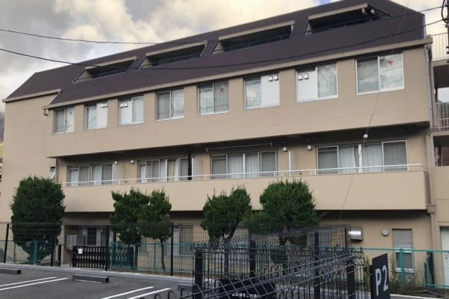 リゾートバイトで利用できるきれいなアパートタイプの寮(男性寮)の外観画像。