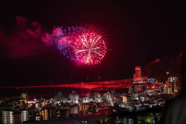 街の夜景を彩る華やかな花火。リゾートバイトの休日には、感動的な景色を眺めてリフレッシュできます。
