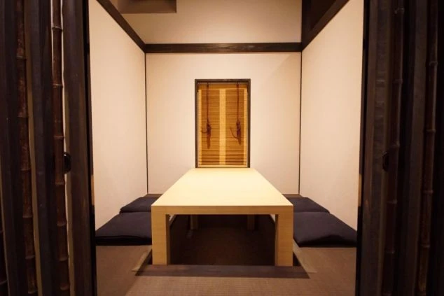 落ち着いた雰囲気の掘りごたつの個室。お客様がゆったりと食事を楽しめる、快適な空間を提供できます。