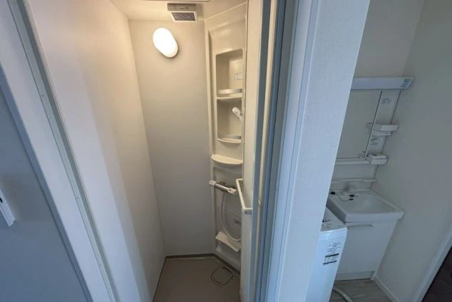 リゾートホテル従業員寮の個室内に設置されたシャワーユニットと洗面スペース。共用ではなく自分専用で使えるため、プライベート重視派に人気の高い完全個室寮のイメージ。