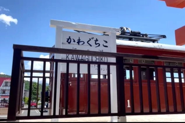 木やレンガを基調としたシックな雰囲気のレストランの画像。ガラス張りの炉端焼きスペースで、炎が上がり調理している様子が見える。リゾートバイトの仕事内容を表す、ホテルのダイニングの画像。