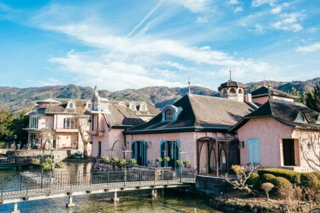 夕焼けに染まる空と、湖に映る逆さ富士の風景の画像。空と水面がオレンジ色や紫色に染まり、幻想的な雰囲気を醸し出している。リゾートバイトの休日に観光を楽しめる、自然の風景の画像。