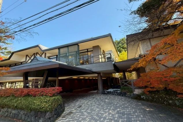 紅葉に彩られたエントランス。軽井沢らしいモダンなデザインのホテルの外観。