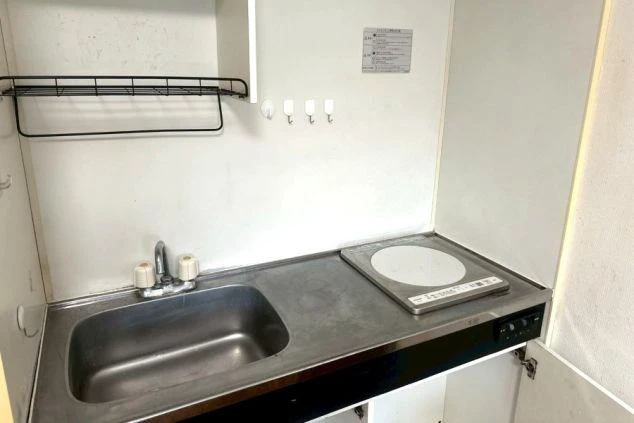 リゾートバイト個室寮のミニキッチン。IHコンロ完備で、仕事終わりや休日に自炊もできる便利な室内設備。