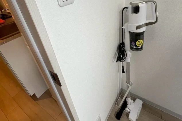 リゾートバイトの寮に備え付けの掃除機の画像。生活に必要な家具家電付き(スティッククリーナー)。