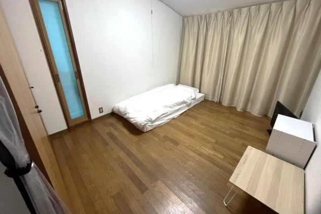 リゾートバイトで利用できる個室寮の室内画像。フローリング、寝具付きで生活しやすい家具家電完備の部屋。