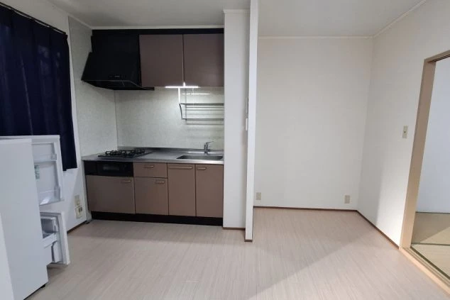 リゾートバイトの完全個室寮のキッチンの画像。冷蔵庫や十分な広さのキッチンがある。