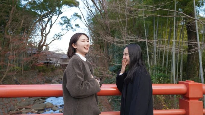 光に照らされた美しい竹林と円形のベンチ。非日常を体験できる癒やしのリゾートバイトです。