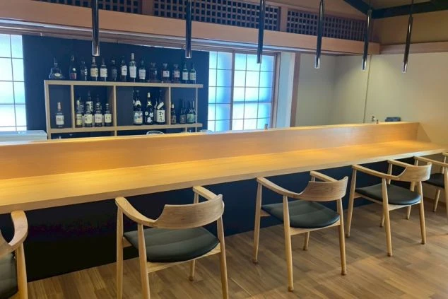 ライトアップされた紅葉と和傘の装飾。幻想的な景色が広がる観光地でのリゾートバイトです。