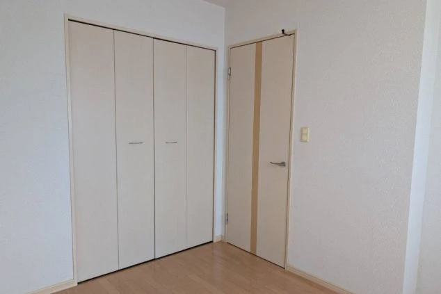 リゾートバイトの個室寮の寝室の入口とクローゼットの画像