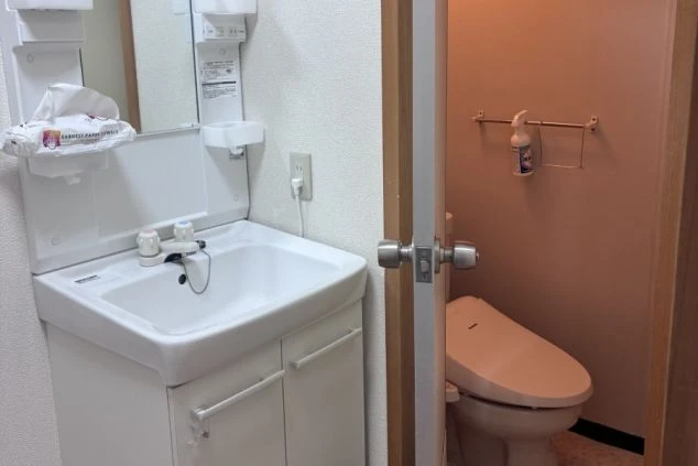 リゾートバイト寮の清潔な洗面台とトイレ設備。バストイレ別で独立洗面台完備、生活しやすい個室環境。