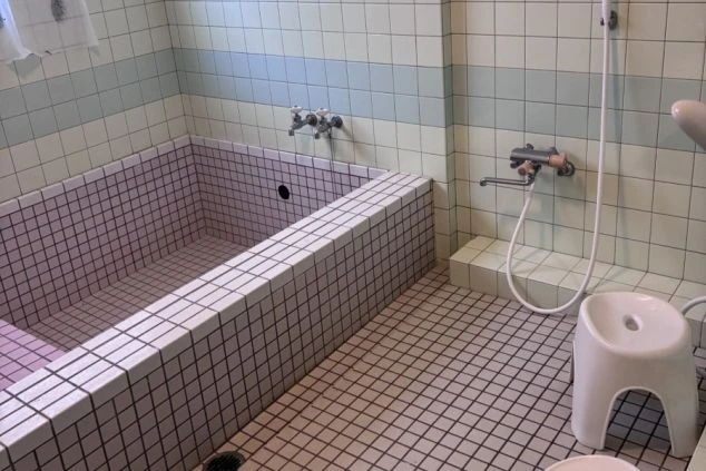 リゾートバイトの住み込み特典。仕事の疲れをゆっくり癒せる清潔な大浴場で、お風呂好きにも嬉しい環境。