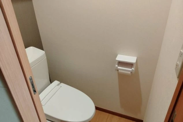 リゾートバイトの寮のトイレ。温水洗浄便座付きの独立したトイレで、プライベートが保たれた設備。