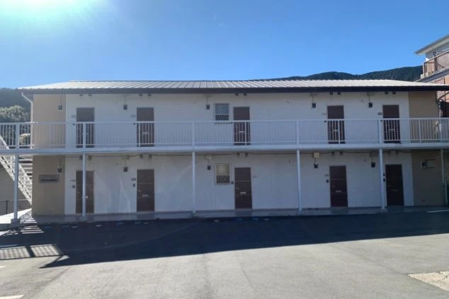 リゾートバイトの寮の外観。築浅のアパートタイプの個室寮で、プライベートが確保された快適な住環境。