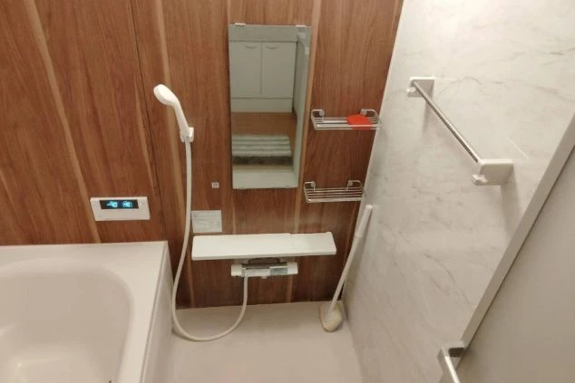 リゾートバイトの寮の浴室。追い焚き機能付きで、仕事の疲れをしっかり癒せる清潔なお風呂。