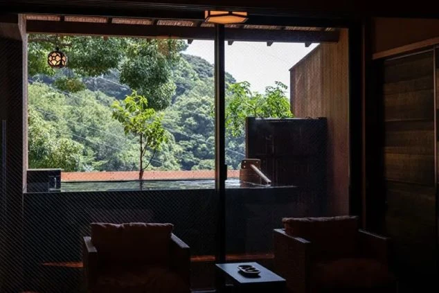  旅館の露天風呂付き客室。緑の景色を眺めながら入浴できる。リゾートバイトで働く温泉旅館の仕事場や、お客様に提供するサービス。