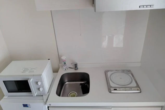 リゾートバイトの寮のミニキッチン。IHコンロ、電子レンジ、シンクが備え付けられており、自炊が可能。