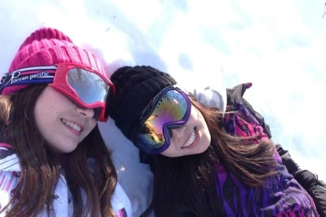 スキーウェアを着用し雪の上に寝転がる若い女性ワクトリスタッフ2人の画像。冬のリゾートバイトを通じてできた友人同士で雪遊びを楽しんでいる様子が伝わる画像。