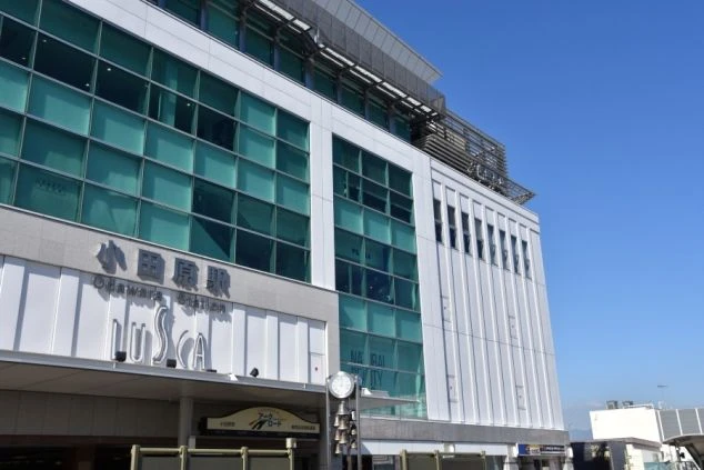 「小田原駅」の駅舎。駅直結のホテルなので通勤もラクラクです。