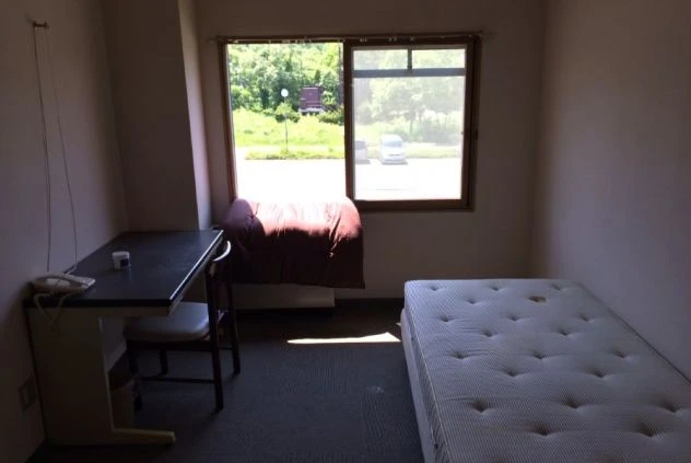 机やベッドが備え付けられた、シンプルで清潔な個室。プライベートな時間をしっかり確保でき、リラックスして過ごせます。