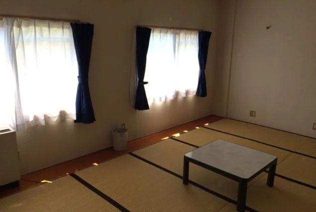 畳敷きでくつろげる、広々とした個室。落ち着いた雰囲気の部屋で、自分の時間を満喫できます。