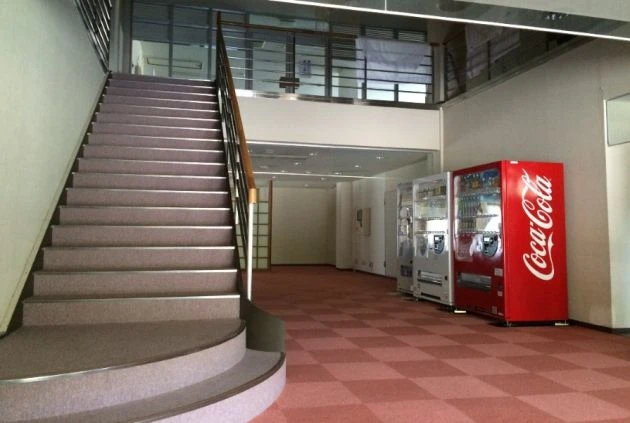 寮内にある自動販売機。いつでも気軽に飲み物を購入でき、ちょっとした休憩にも便利です。