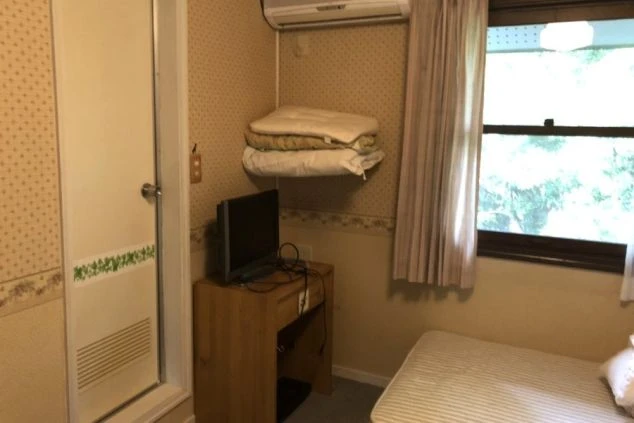 ベッドとテレビが備え付けられた、シンプルな個室。プライベートな時間をしっかり確保でき、リラックスして過ごせます。