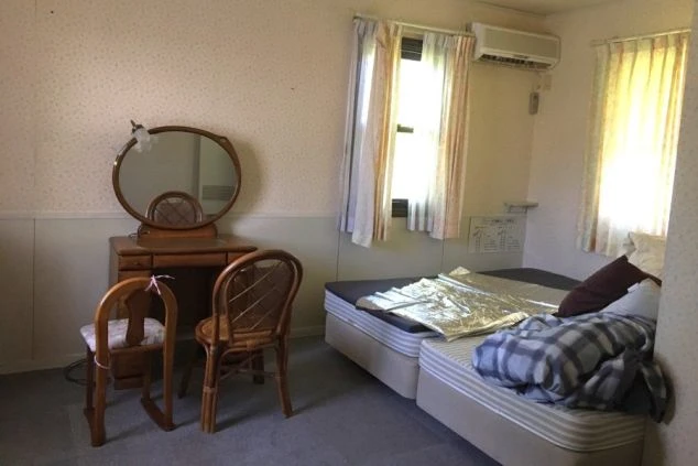 窓から明るい光が差し込む、広々とした寮の部屋。プライベートな時間を確保でき、自分らしく生活できます。