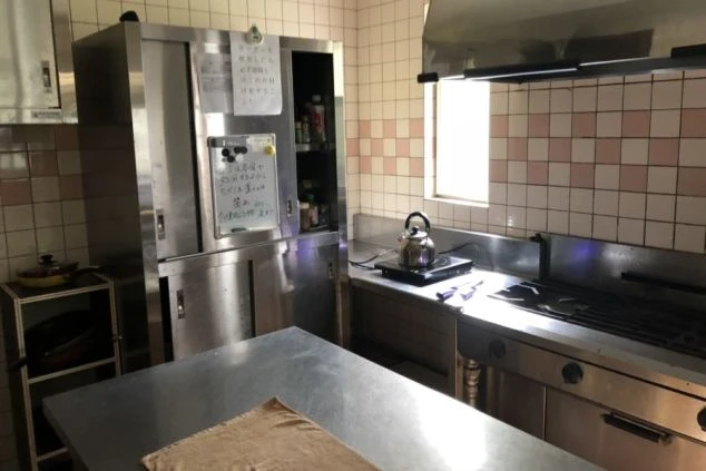 料理器具が揃った広々としたキッチン。自炊をしたり、同僚と料理を楽しんだりできます。