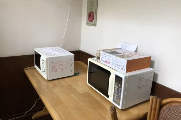寮に備え付けの電子レンジ。ちょっとした温め物など、自炊をしたい方にとって便利な設備が充実しています。