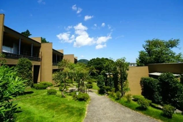 豊かな自然に囲まれたモダンな外観。四季折々の景色を楽しみながら働ける、魅力的なリゾート地です。