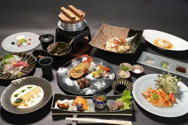 伊勢海老や新鮮な魚介を使った、豪華で美しい料理の数々。当館自慢の食事で、心も体も満たされる至福のひとときを。